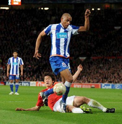 فرناندو لاعب بورتو يمر من سونج لاعب وسط مانشيستر يونايتد