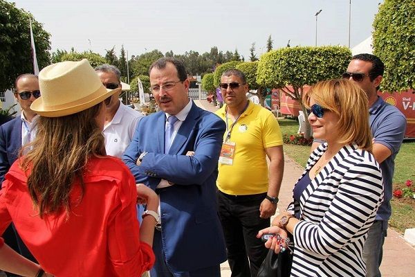 وزير الرياضة التونسي عند حلوله بنادي التنس بالمرسى