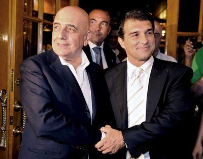 رئيس برشلونة لابورتا يصافح غالياني نائب رئيس نادي ميلان