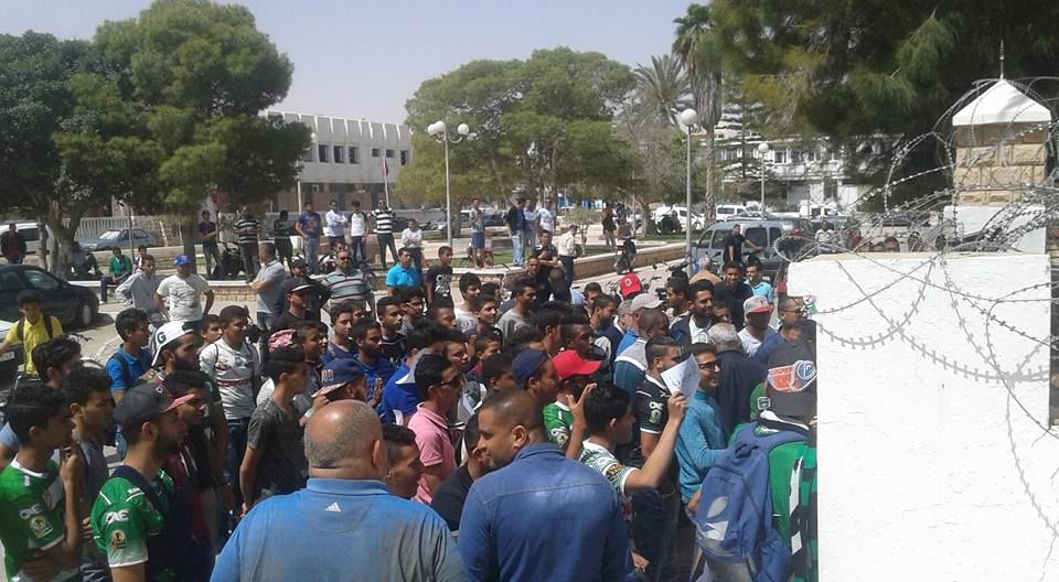 من الوقفة الاختجاجية لاحباء الملعب القابسي للمكالبة في الترفيع في عدد التذاكر 