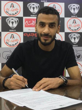  حسن الصندل أثناء التوقيع