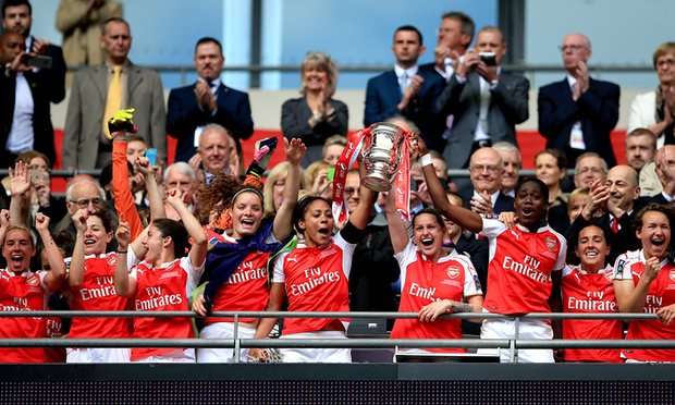 فرحة لاعبات ارسنال بالتتويج