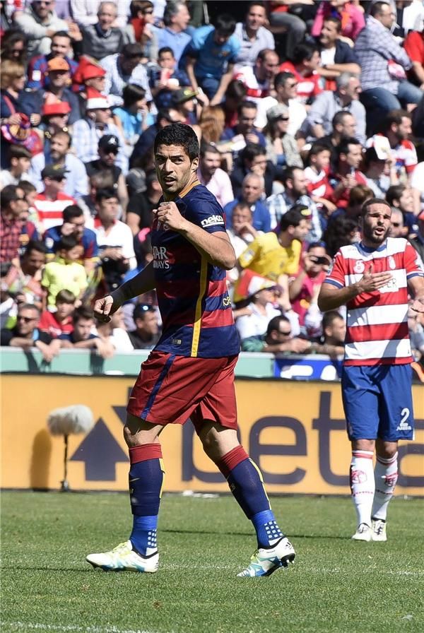 فرحة لويس سواريز بأحد أهدافه ضد غرناطة 