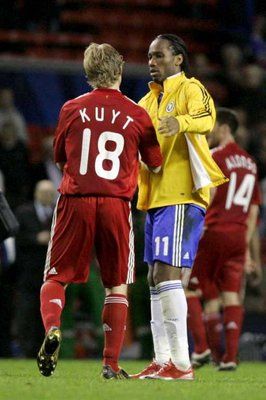 دروغبا يصافح كويت لاعب ليفربول بعد نهاية المبـاراة