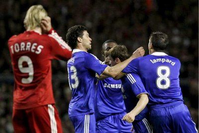 لامبـارد يشارك زملائه الفرحة بعد أحد أهداف فريقه في مرمى ليفربـول