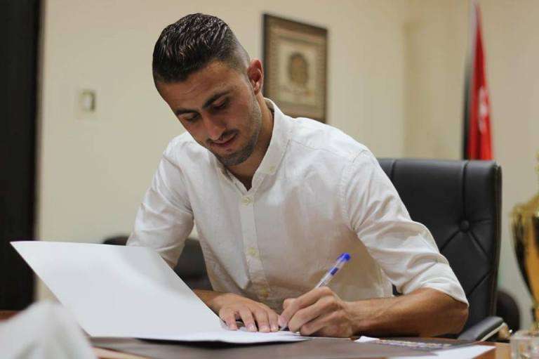 العيساوي لحظة توقيعه للأهلي