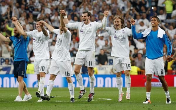 خاميس مع لاعبي ريال مدريد