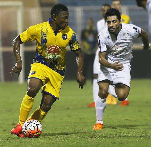  بول ألوو إيفولو على اليسار 