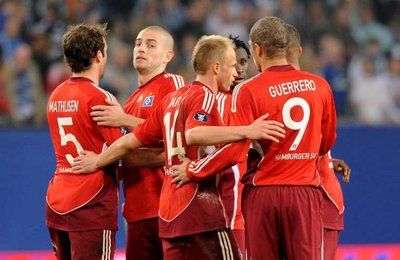 فرحة لاعبي هامبورغ بعد تسجيل أحد الأهداف الثلاثة