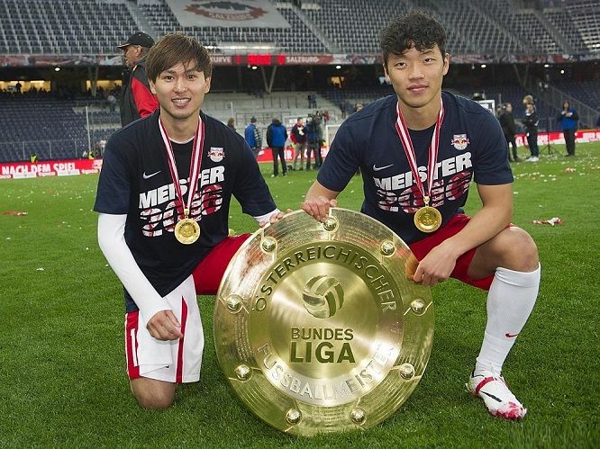 مينامينو (يسار) وهوانغ مع درع الدوري النمساوي 2015/2016