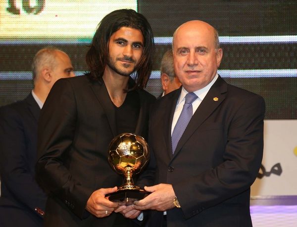 نجم العهد هيثم فاعور يتسلم جائزة أفضل لاعب في الموسم الماضي