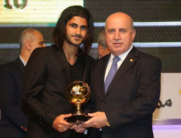 نجم العهد هيثم فاعور يتسلم جائزة أفضل لاعب في الموسم الماضي 