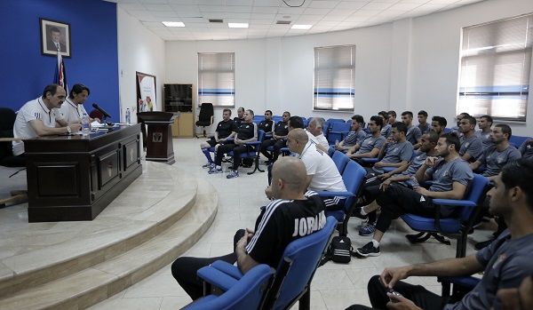 أبو زمع يتحدث للاعبين 