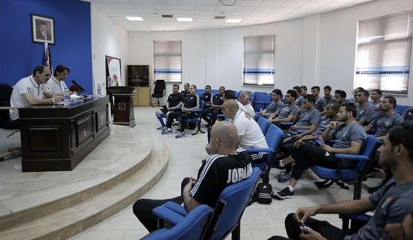 أبو زمع يتحدث للاعبين 