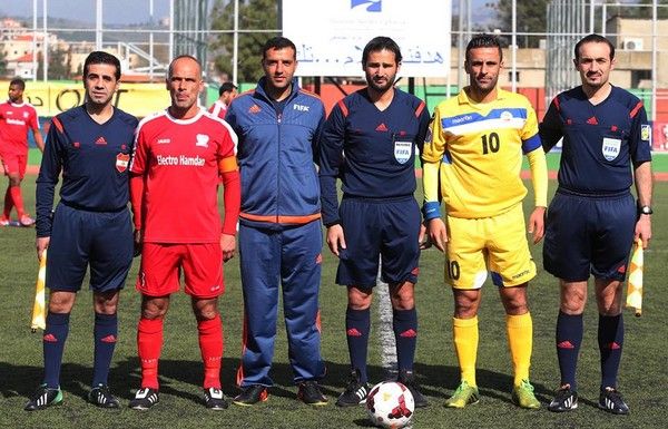 مع قائد العهد عباس عطوي والحكام قبل المباراة بين الاجتماعي وحامل اللقب