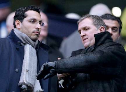 ريتشارد بيفان (يمين الصورة)