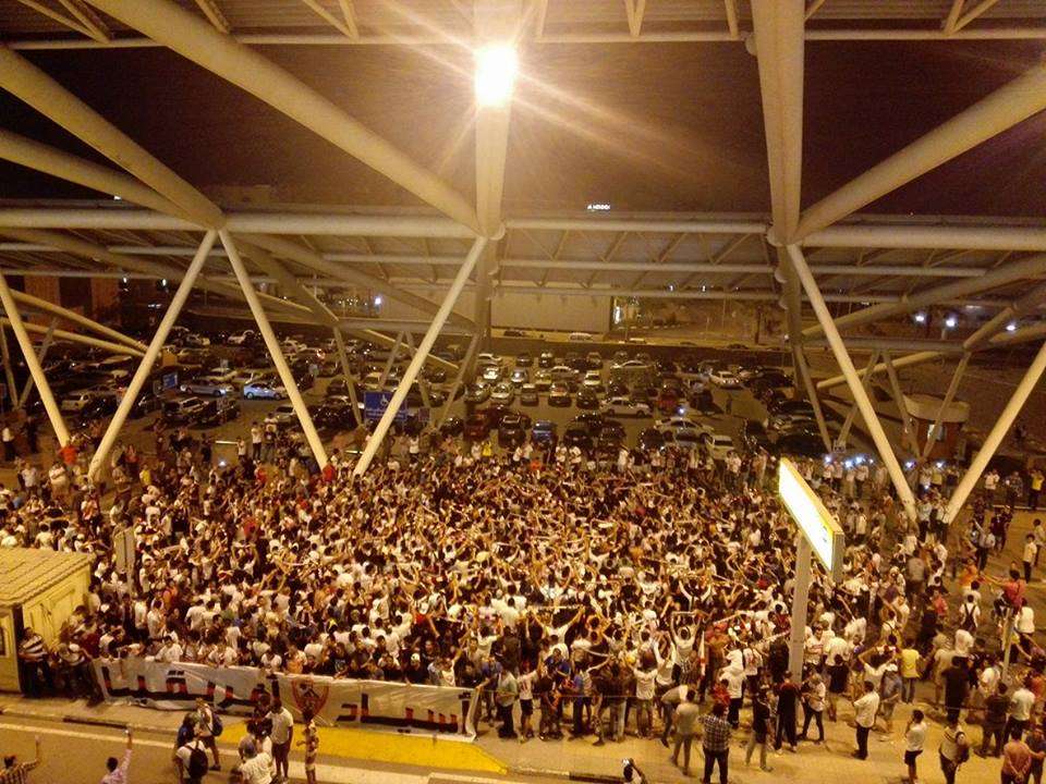 الجماهير تنتظر الفريق 