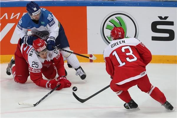 من مباراة الدانمارك وقازاخستان