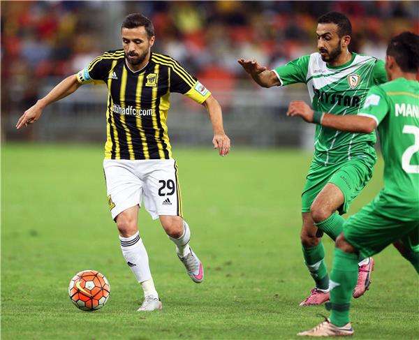 لوسيان سانمارتين (يسار)