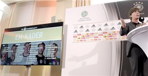 لوف خلال الاعلان عن القائمة