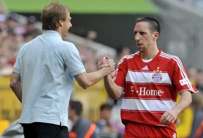 اللاعب ريبري مع كلينسمان المدير الفني لفريق بايرن ميونخ