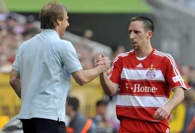 اللاعب ريبري مع كلينسمان المدير الفني لفريق بايرن ميونخ