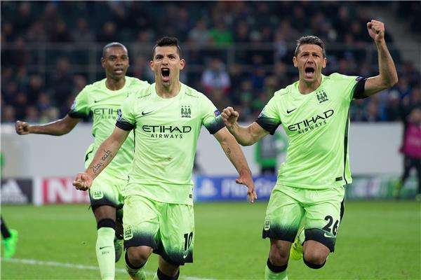 مارتن ديمكليس (يمين)