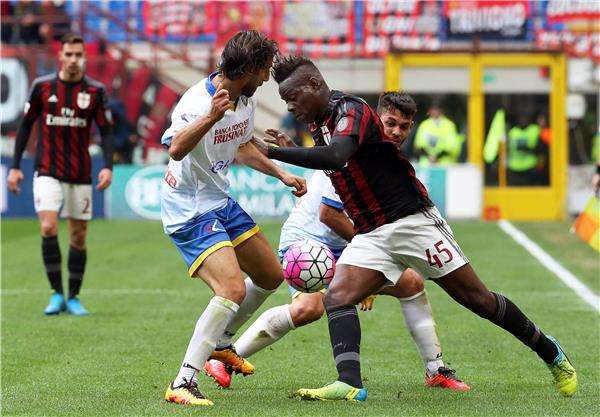 ماريو بالوتيلي في مباراة فريقه أمام فروسينوني