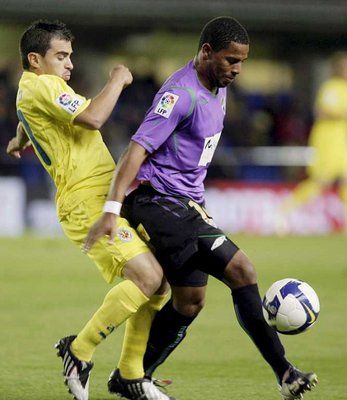 لاعب فياريال ايباجازا يحاول قطع الكرة من البرتغالي اليسو لاعب ملقا