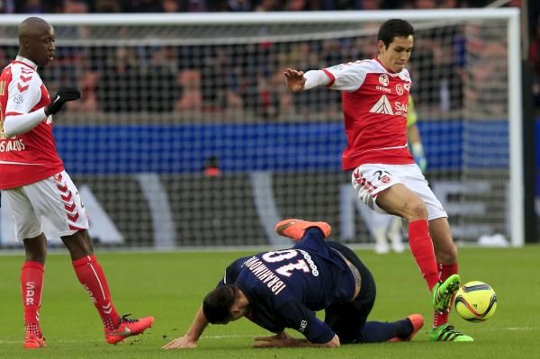 عيسى ماندى على اليمين 