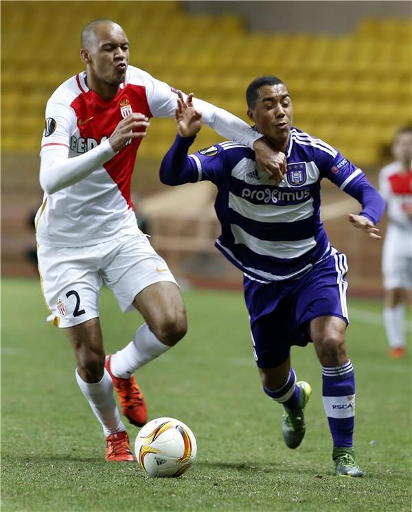  يوري تيليمانس على اليمين