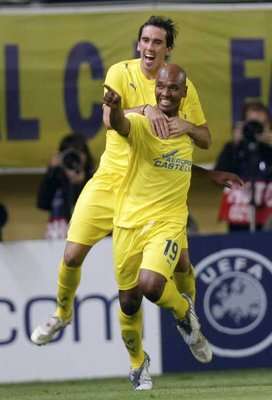 سينا يحتفل بهدفه بمرمى آرسنال بلقاء الذهاب