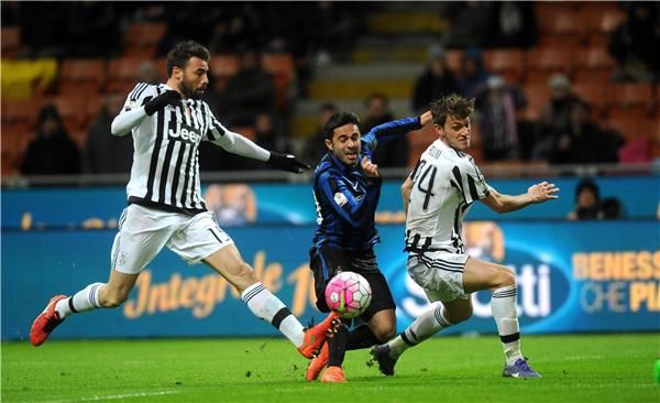 بارزالي و روجاني في محالوة منع لاعب الأنتر من المرور