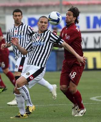 صراع قوي على الكرة بين لاعبي الفريقين