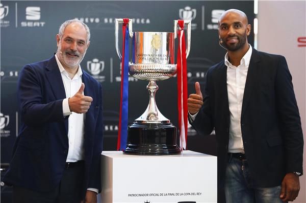 كانوتي ممثل اشبيلية وزوبيزاريتا ممثل برشلونة مع كأس الملك