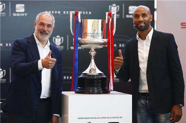 كانوتي ممثل اشبيلية وزوبيزاريتا ممثل برشلونة مع كأس الملك