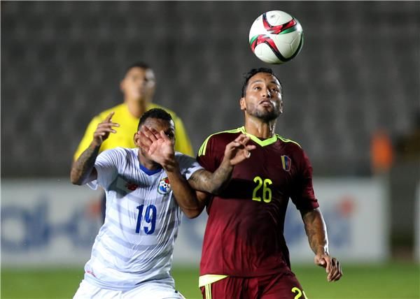 جيفرين سواريز على اليمين