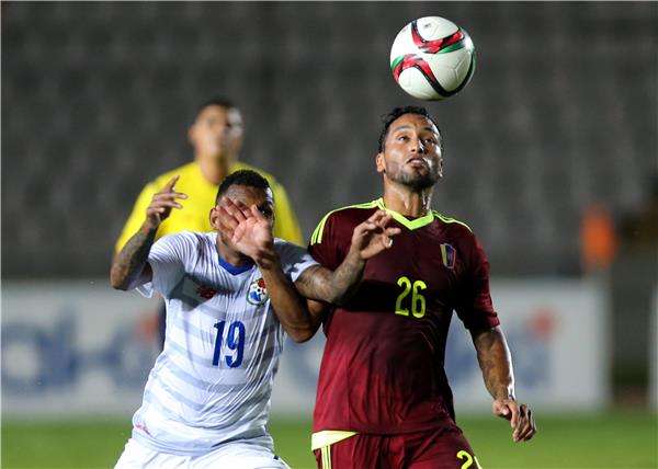 جيفرين سواريز على اليمين