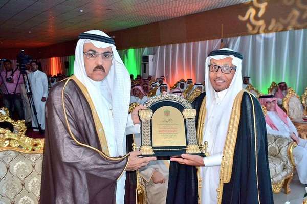 رئيس نادي الروضة البوخديم يكرم رئيس الاتحاد السعودي لكرة اليد تركي الخلوي 