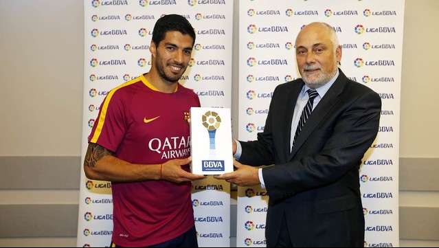 سواريز يتسلم جائزة أفضل لاعب لشهر مايو