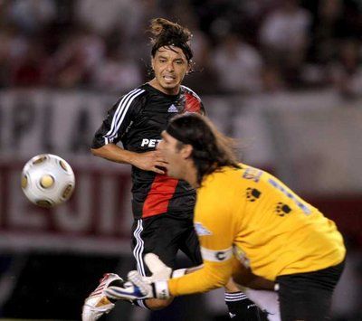 من لقاء ريفر بليت وخيمناسيا لابلاتا 