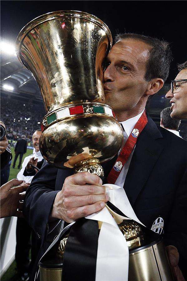 أليجري يحمل كأس إيطاليا