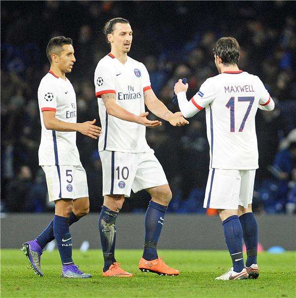 ماركينيوس (يسار)