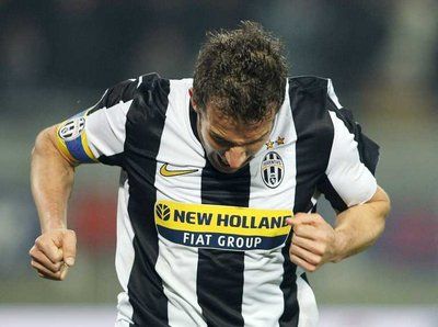 أسطورة و قائد نادي يوفنتوس ديل بييرو يحتفل بهدفه بمرمى بولونيا