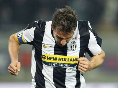 أسطورة و قائد نادي يوفنتوس ديل بييرو يحتفل بهدفه بمرمى بولونيا