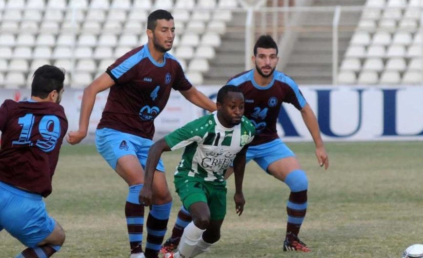 رضوان الفالحي في سباق على الكرة مع لاعب الأنصار سي الشيخ