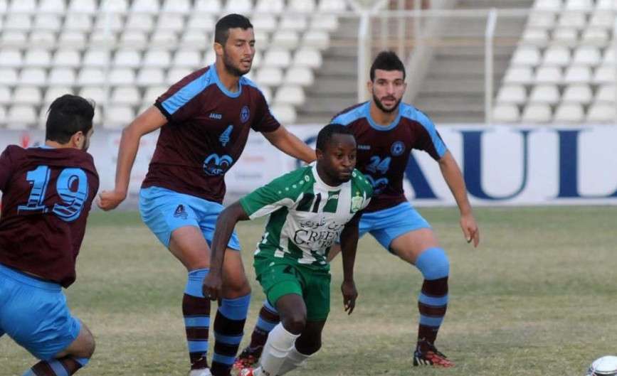رضوان الفالحي في سباق على الكرة مع لاعب الأنصار سي الشيخ
