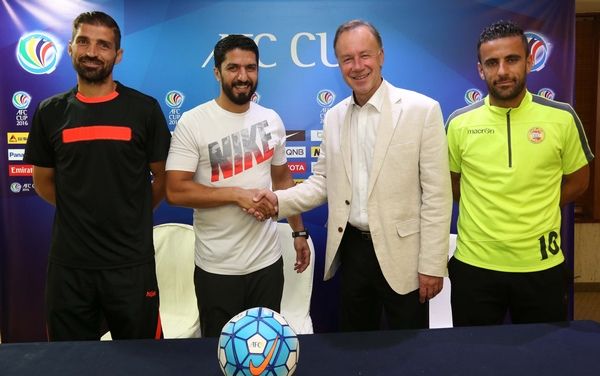 محمد يصافح مدرب العهد جاسبارت