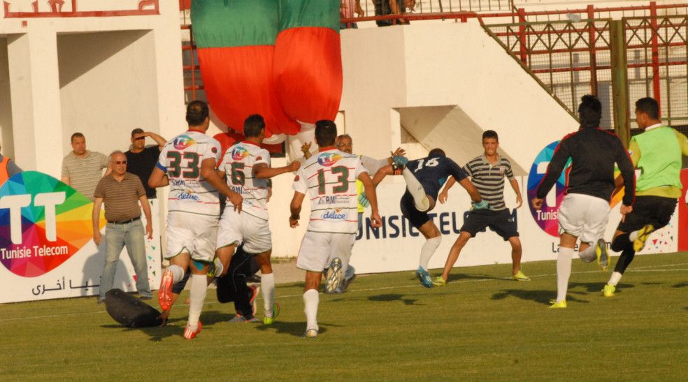 لاعبو الملعب التونسي يركضون وراء حارس المرسى للاعتداء عليه