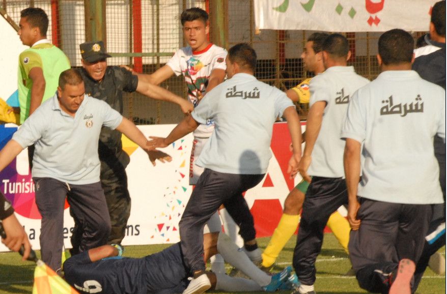 الأمن التونسي يتدخل لحماية حارس المرسى 